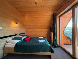 Ένα ή περισσότερα κρεβάτια σε δωμάτιο στο Osada domków Baca