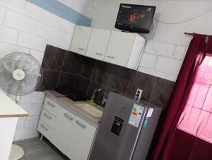 Η κουζίνα ή μικρή κουζίνα στο Monoambiente cosquin