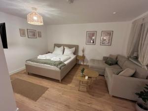 een woonkamer met een bank en een bed erin bij Fewo Eirich in Günzburg