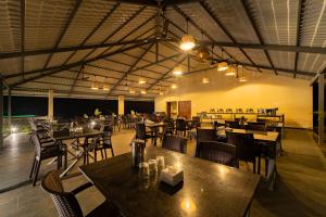 een restaurant met tafels en stoelen in een kamer bij Dandeli Heritage Resort in Dandeli