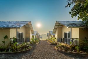 een rij huizen met blauwe daken bij Dandeli Heritage Resort in Dandeli