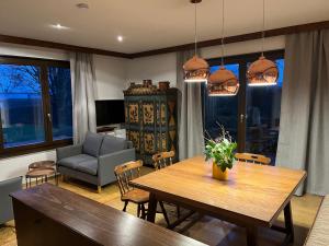 een woonkamer met een tafel en een bank bij Ferienhaus mit Sauna direkt am Ossiacher See und an der Gerlitzen Alpe in Bodensdorf