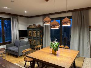 een eetkamer met een tafel en een bank bij Ferienhaus mit Sauna direkt am Ossiacher See und an der Gerlitzen Alpe in Bodensdorf +13 foto's