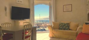 uma sala de estar com um sofá e uma televisão em Hôtel & Spa La Villa em Sainte-Maxime