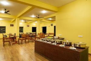 ein Restaurant mit einer Theke mit Töpfen und Pfannen in der Unterkunft Dandeli Tiger Cottages in Dandeli
