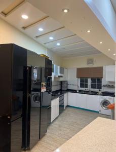 Køkken eller tekøkken på Cottage In Changla Gali - Secluded, Cozy Stay