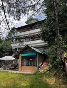 En have udenfor Cottage In Changla Gali - Secluded, Cozy Stay