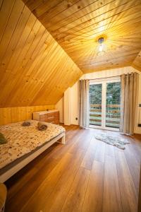 En eller flere senge i et værelse på Osada Golców