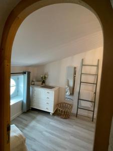 een slaapkamer met een witte dressoir en een spiegel bij Appartement Cocon dans domaine historique d'exception in Vernaison