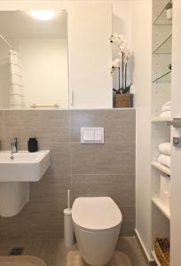 un bagno con un water bianco e un lavandino di Afi City - București Noi a Bucarest