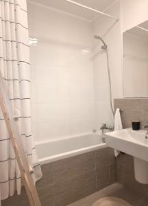 un bagno con vasca e lavandino di Afi City - București Noi a Bucarest Altre 11 foto