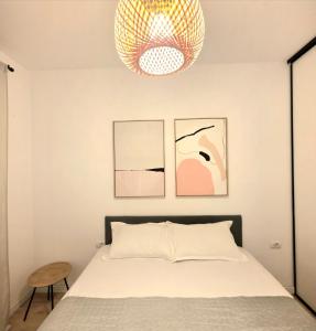 una camera da letto con un letto e un lampadario di Afi City - București Noi a Bucarest