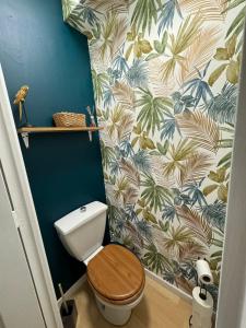 bagno con servizi igienici e carta da parati tropicale di Cozy - Cœur de Ville a Valenciennes Altre 17 foto