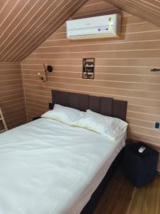 En eller flere senge i et værelse på Chalé Lagarto com Praia da Solidão em meio a natureza, Florianópolis