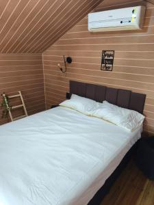 En eller flere senge i et værelse på Chalé Lagarto com Praia da Solidão em meio a natureza, Florianópolis + 98 billeder