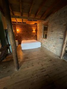 een slaapkamer met een bed in een houten hut bij Chalé da Joaquina in Florianópolis