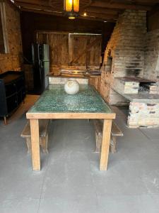 een houten tafel met een vaas erop bij Chalé da Joaquina in Florianópolis