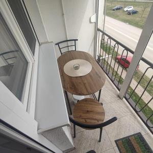 un tavolo e una sedia sul balcone di Vale a Županja