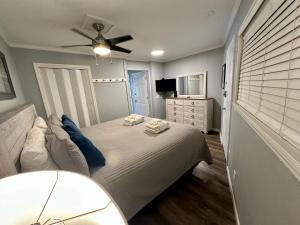 une chambre avec un lit et un ventilateur de plafond dans l'établissement Seaside 155, à Île de Hilton-Head 37 autres photos