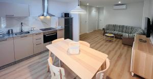 Kuchyň nebo kuchyňský kout v ubytování Valdeflores Flats Bj + 8 fotografií