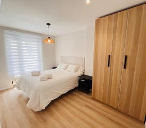 Postel nebo postele na pokoji v ubytování Valdeflores Flats Bj