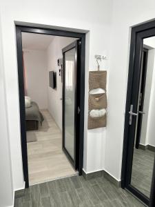 un corridoio con una porta che conduce a una camera da letto di White Studio a Câmpulung Moldovenesc