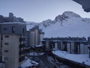 Nespecifikovaný výhled na hory nebo výhled na hory při pohledu z kempu