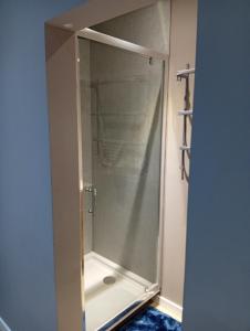 een douche met een glazen deur in een badkamer bij Comme chez Soi in Cornimont +26 foto's