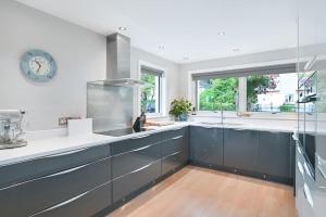 Kuchyň nebo kuchyňský kout v ubytování Innerdownie Jackie