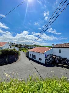 vista su una strada con due edifici bianchi di Santana Northeast a Feteira Grande