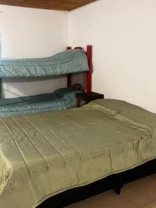 een slaapkamer met twee stapelbedden in een kamer bij Habitaciones Monarcas in Villa Carlos Paz