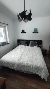 En eller flere senge i et værelse på Leśny Kąt