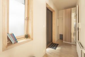 een kamer met een spiegel aan de muur en een hal bij Stylish apt 2nd floor city centre in Trondheim +8 foto's