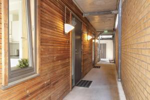een hal van een gebouw met houten muren en ramen bij Stylish apt 2nd floor city centre in Trondheim