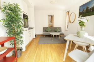 een woonkamer met een bank en een tafel bij Stylish apt 2nd floor city centre in Trondheim
