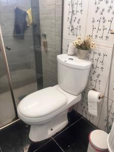 een wit toilet in een badkamer met douche bij Chuy home in Chuy +17 foto's