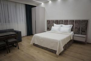 En eller flere senge i et værelse på Ghonakh Guesthouse