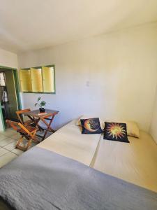 una camera da letto con un letto con due cuscini sopra di Hostel La Casa de Mabel a Natal