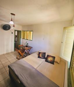 una camera da letto con un letto con due cuscini sopra di Hostel La Casa de Mabel a Natal