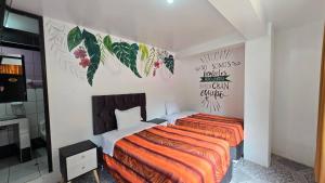 En eller flere senge i et værelse på Hostal Mónaco