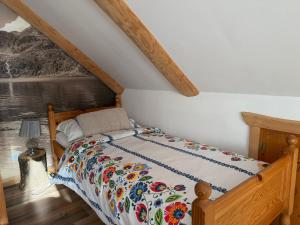 En eller flere senge i et værelse på Domek Zyngierka