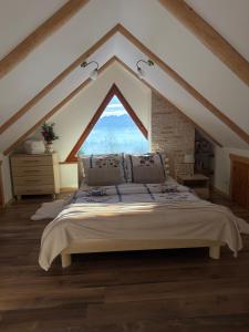 En eller flere senge i et værelse på Domek Zyngierka