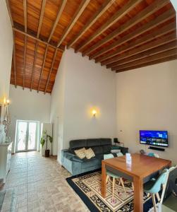 un soggiorno con un divano e un tavolo di Santana Northeast a Feteira Grande