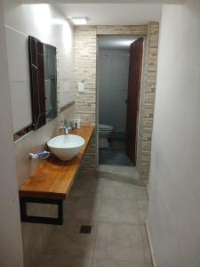 een badkamer met een wastafel en een toilet bij Verano Paz in Villa Carlos Paz