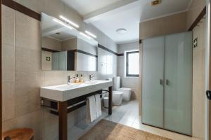 een badkamer met een wastafel en een toilet bij Dunéa - Oceanfront Luxury and Serenity - Ofir in Esposende +34 foto's