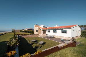 een huis met uitzicht op de oceaan bij Dunéa - Oceanfront Luxury and Serenity - Ofir in Esposende