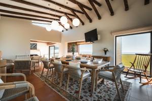 een eetkamer met een grote tafel en stoelen bij Dunéa - Oceanfront Luxury and Serenity - Ofir in Esposende