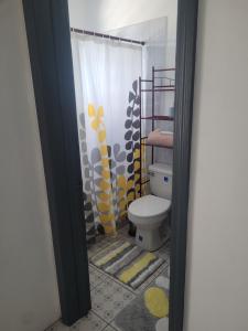 Phòng tắm tại Silverbuttons Apartments & Eats +17 ảnh