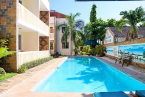 Swimmingpoolen hos eller tæt på Diani Gardens Cottage + 18 billeder