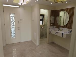 a bathroom with a sink and a mirror at Gedera Rental in Gedera